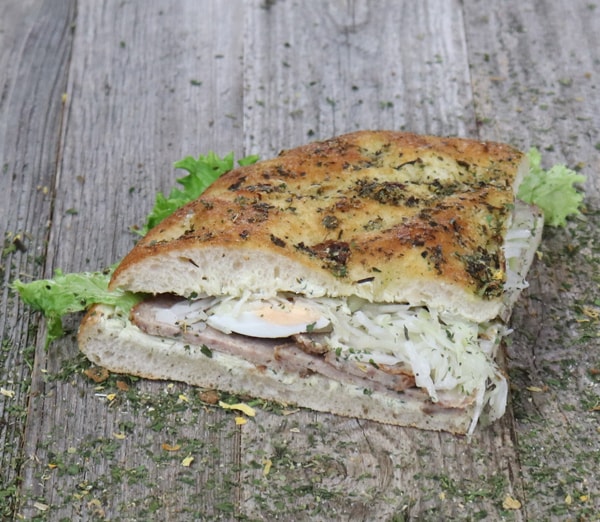 Dinkel-Kräuter-Fladen mit hausgemachter Boulette – Unser Bäcker